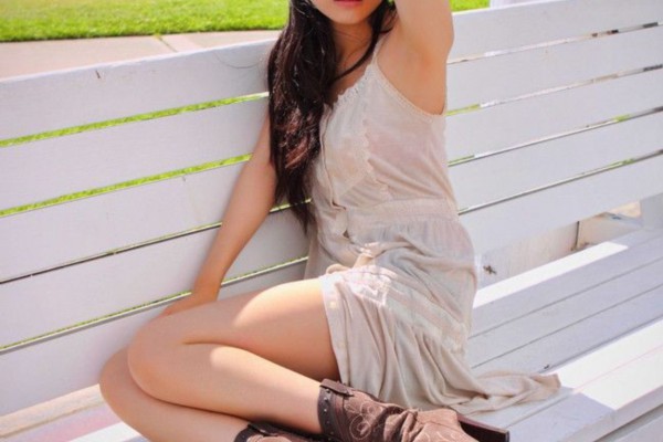 At this time, the man took his long legs like losing patience and came to Qing Li.